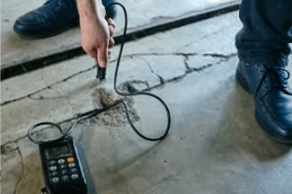 Экспертиза плит перекрытия перед заливкой стяжки: гарантия безопасности вашего ремонта